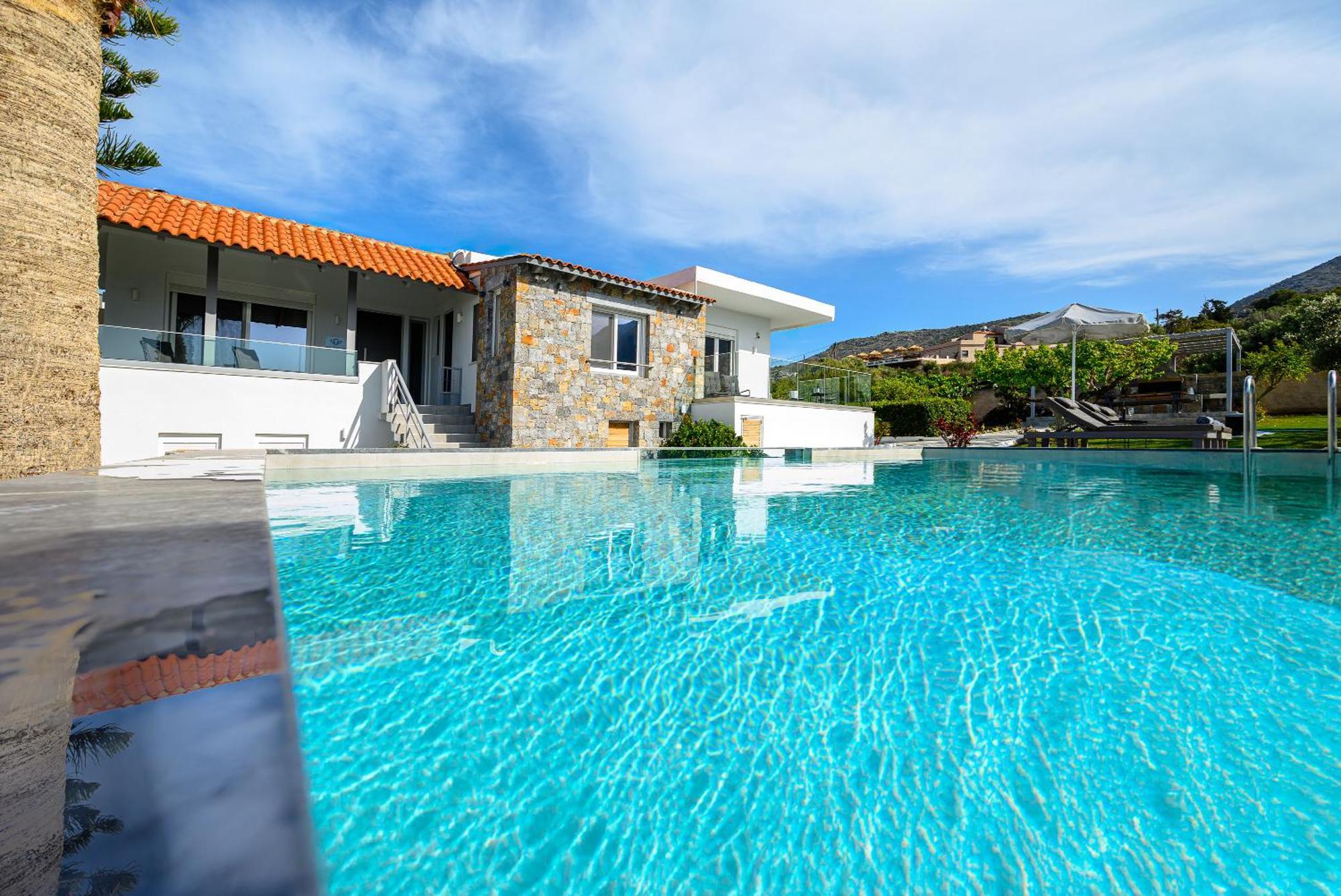 Queen'S Gem Luxury Villa - Heated Jacuzzi & Pool แอร์ซอนิสซอส ภายนอก รูปภาพ